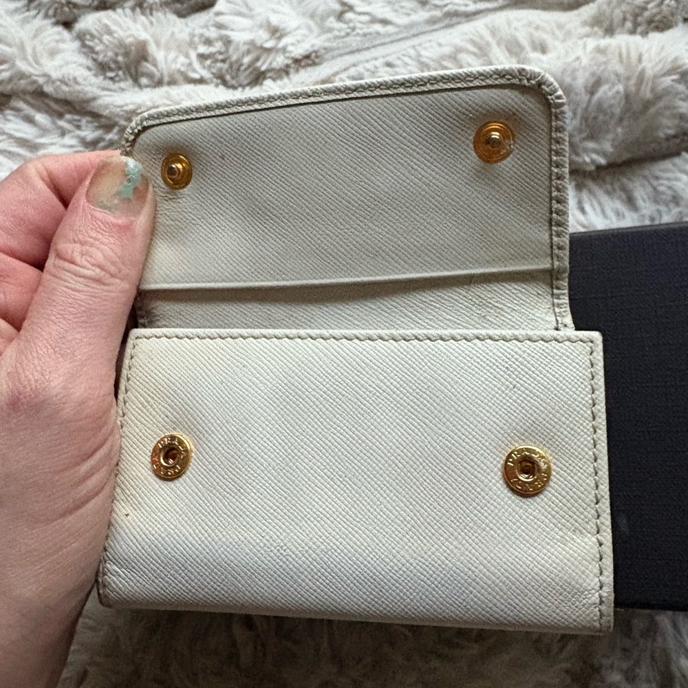 Prada Cream Wallet with Gold Logo - Picture 4 of 10